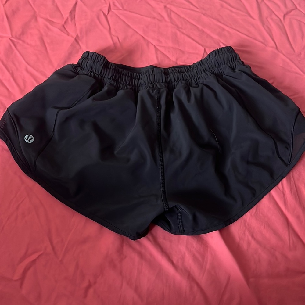 Lululemon 2.5 inch Hotty Hot shorts in black